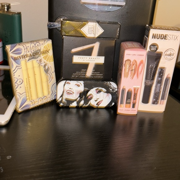 Makeup Bundle - Picture 2 of 2